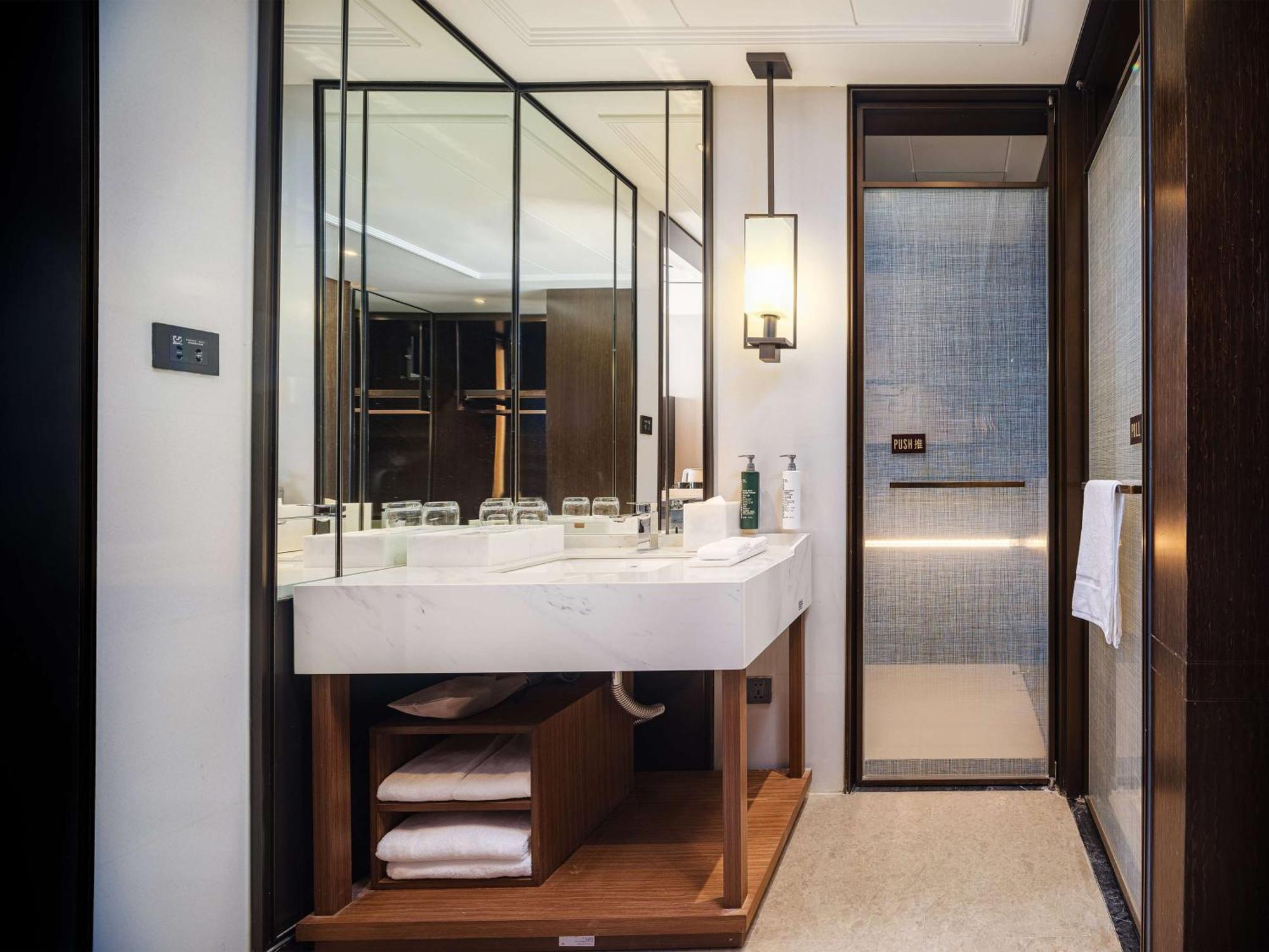Hilton Garden Inn Beijing Guomao ภายนอก รูปภาพ